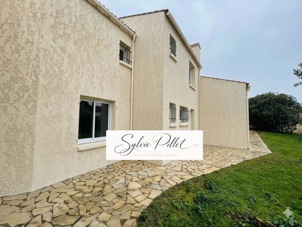 MAISON FAMILIALE DE 152 m2 AVEC PISCINE, GARAGE ET ESPACE INDÉPENDANT À DEUX PAS DE L'OCÉAN !
