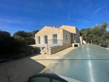 MAISON FAMILIALE DE 152 m2 AVEC PISCINE, GARAGE ET ESPACE INDÉPENDANT À DEUX PAS DE L'OCÉAN !
