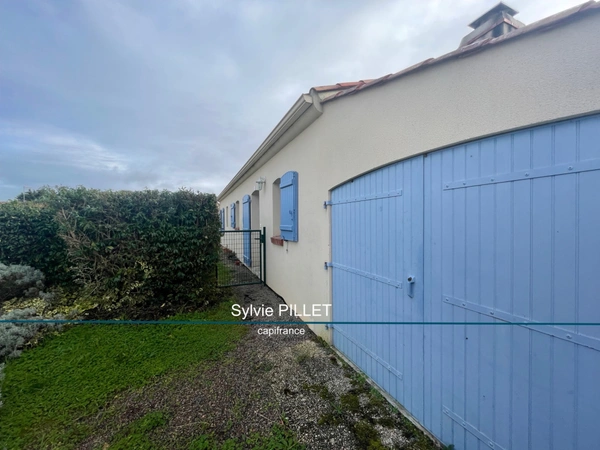 Maison 3 chambres avec véranda, garage et jardin – à Angles (85)