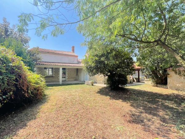 Ensemble immobilier mixte aux grands espaces : habitation & activité commerciale à Sainte-Radégonde-des-Noyers en VENDEE (85)