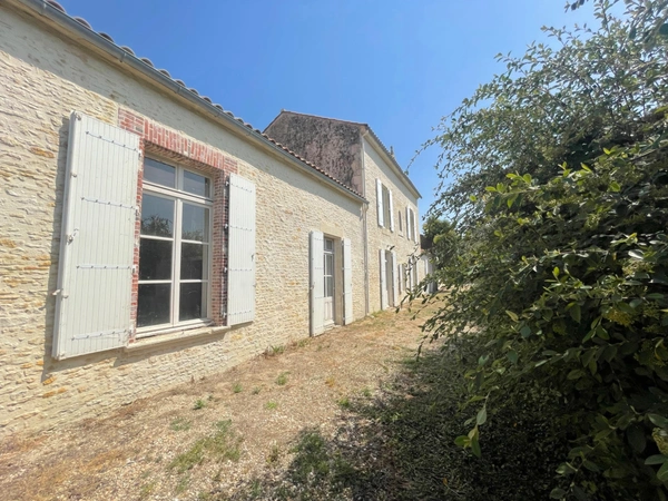 Ensemble immobilier mixte aux grands espaces : habitation & activité commerciale à Sainte-Radégonde-des-Noyers en VENDEE (85)