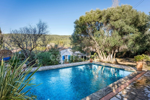 Maison à vendre 4 pièces CEYRESTE (13) sur 110 M2 de terrain, grande piscine, garage, parkings
