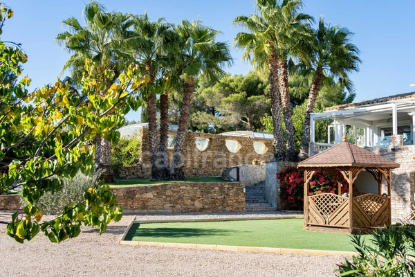 Maison à vendre 5 pièces LA CIOTAT (13) Terrain 3000 M2 Piscine,  Triple garage