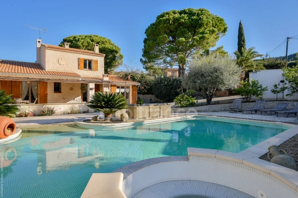 Maison à vendre 7 pièces CEYRESTE (13) piscine pool-house sur 1200 m2 de terrain