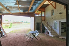 Maison en bon état général avec dépendances sur un terrain de 2200 m², proche des commerces.