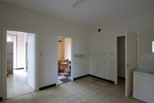 Maison de village, 4 chambres, avec garage et cour.