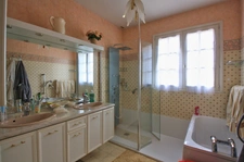 Maison 5 chambres, dans un village dynamique, à proximité directe des commodités.