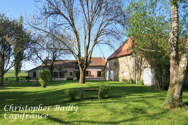 Longère 5 chambres, avec dépendances et un terrain de 3,4 hectares.