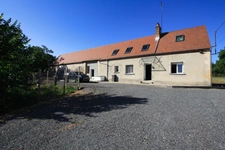 Longère bourbonnaise récemment rénovée, 5 chambres, proche des commodités.