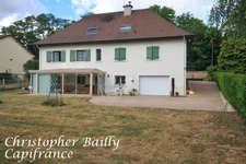 Maison 5 chambres, dans un village dynamique, à proximité directe des commodités.