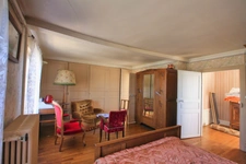 Maison du XIXème, 216 m² sur un terrain de 4200 m² avec de nombreuses dépendances.