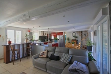 Longère bourbonnaise récemment rénovée, 5 chambres, proche des commodités.