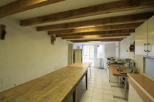 Maison en bon état général avec dépendances sur un terrain de 2200 m², proche des commerces.