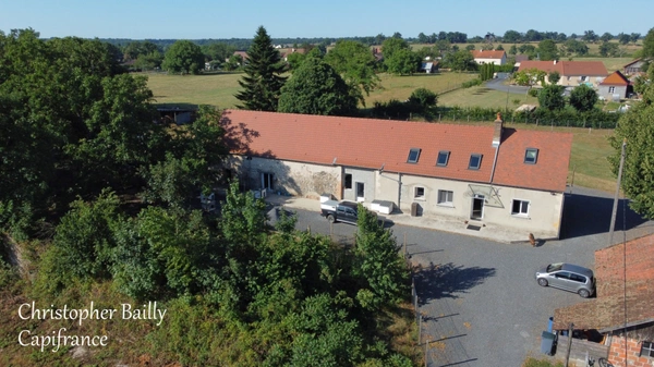 Charmante longère bourbonnaise située sur la commune de Diou, à environ 1,5 kms des commerces et écoles.