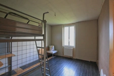 Maison de campagne, 2 chambres, avec dépendances.