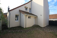 Maison 4 chambres avec spacieuse dépendance.