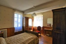 Maison du XIXème, 216 m² sur un terrain de 4200 m² avec de nombreuses dépendances.