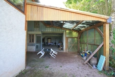 Maison en bon état général avec dépendances sur un terrain de 2200 m², proche des commerces.