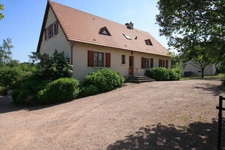 Propriété 5 chambres, avec piscine et étang sur 3 hectares de terrain.