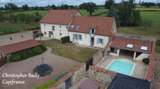 Belle propriété, rénovée récemment, avec gîtes sur 3761 m² de terrain.