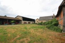 Maison de campagne, 2 chambres, avec grange et dépendances.