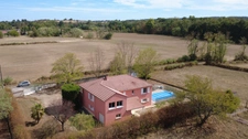 Maison 5 chambres, avec piscine et dépendances, sur un terrain de 4400 m².