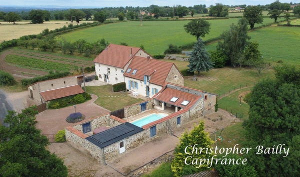 Belle propriété, rénovée récemment, avec gîtes sur 3761 m² de terrain.