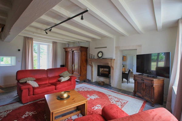 Belle propriété, rénovée récemment, avec gîtes sur 3761 m² de terrain.