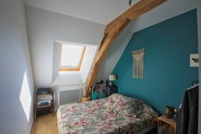 Longère bourbonnaise récemment rénovée, 5 chambres, proche des commodités.