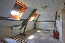 Maison 5 chambres, dans un village dynamique, à proximité directe des commodités.