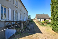 Maison du XIXème, 216 m² sur un terrain de 4200 m² avec de nombreuses dépendances.