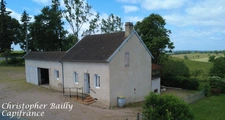 Maison en bon état général avec dépendances sur un terrain de 2200 m², proche des commerces.