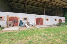 Maison de campagne, 2 chambres, avec grange et dépendances.