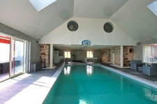 COUP DE COEUR : longère rénovée, avec piscine intérieure.