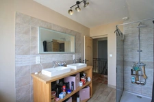 Maison rénovée,  3 chambres, sur un terrain clos de 1230 m².