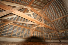 Maison de village, 4 chambres, avec garage et cour.