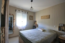 Maison récente, de plain-pied, avec 3 chambres et un bureau.