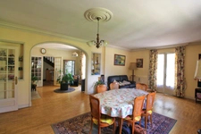 Maison 5 chambres, dans un village dynamique, à proximité directe des commodités.