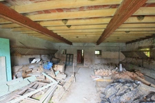 Maison de campagne, 2 chambres, avec grange et dépendances.