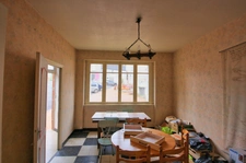 Maison de village, 4 chambres, avec garage et cour.