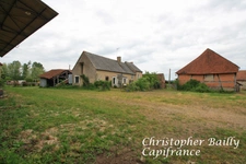 Maison de campagne, 2 chambres, avec grange et dépendances.