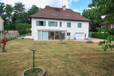 Maison 5 chambres, dans un village dynamique, à proximité directe des commodités.