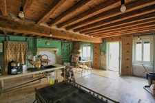 Maison de campagne, 2 chambres, avec grange et dépendances.