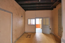 Maison de village, 4 chambres, avec garage et cour.