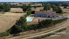 Belle longère rénovée en 2021, avec de beaux volumes, sur un terrain de 2 hectares.