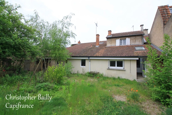 Ensemble immobilier composé de 3 appartements et 2 locaux commerciaux.