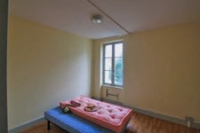 Maison de village, 4 chambres, avec garage et cour.
