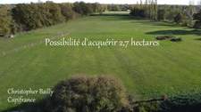 Terrain en zone UX dans une zone d'activités.
