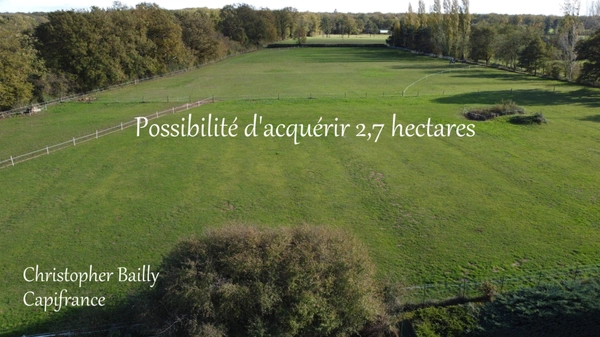 Terrain en zone UX dans une zone d'activités.