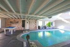 COUP DE COEUR : longère rénovée, avec piscine intérieure.